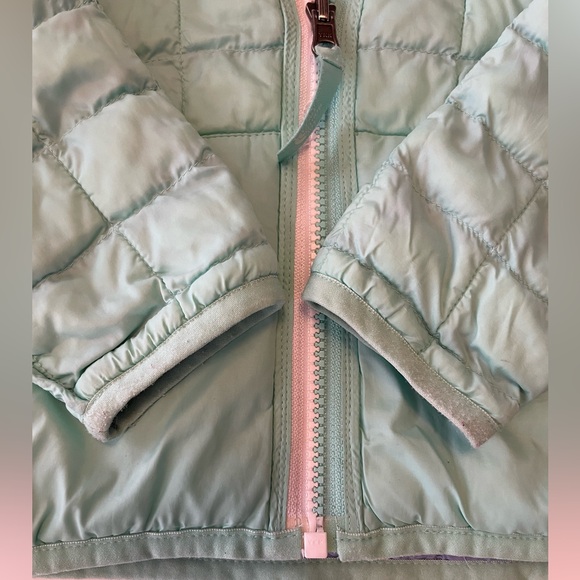 The North Face Reversible Thermoball Hooded Jacket, periwinkle and mint, 2T - Picture 10 of 10